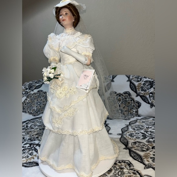 Flora Bride Classic Doll, Porcelain Bride Of The Century 1900s by Ellen Williams - Picture 6 of 17